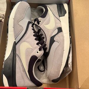 Nike Men's Cream and Gray Sneakers